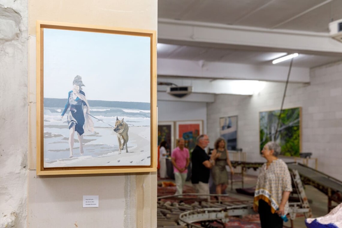 Dipinto raffigurante una figura femminile in riva al mare con un cane