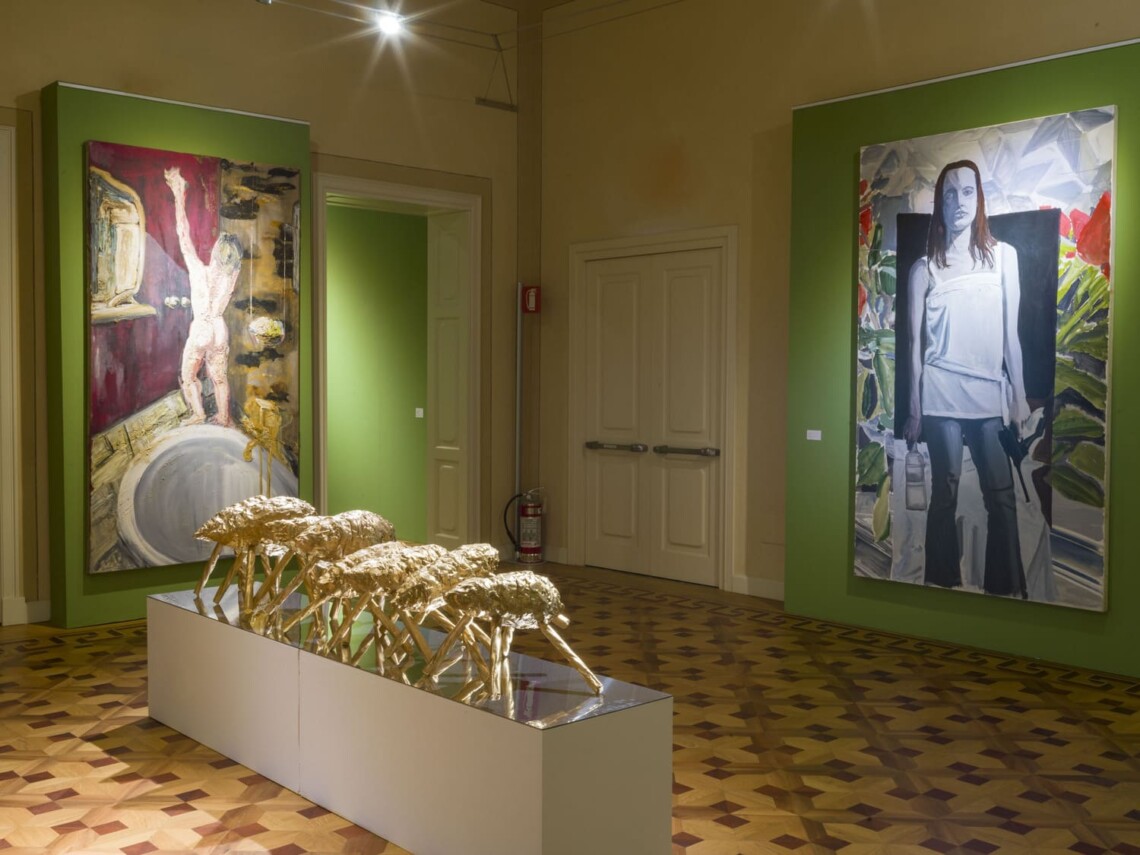 Allestimento della mostra Random: due grandi dipinti figurativi di Giuseppe Donnaloia e scultura in oro su piedistallo specchiato