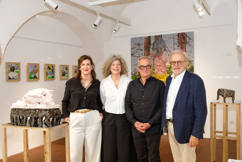 Foto ricordo con Giuseppe Donnaloia e un gruppo di ospiti d'onore davanti alla grande opera pittorica principale dell'esposizione.