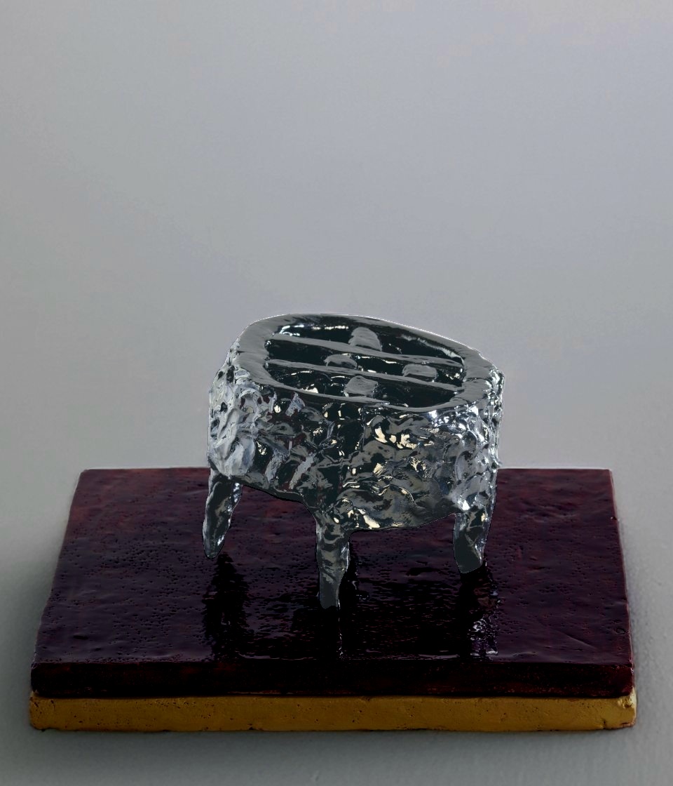 Scultura in ceramica dalle forme organiche e grezze, caratterizzata da una finitura nera metallizzata estremamente lucida e riflettente. L'opera poggia su tre gambe sottili e irregolari sopra una base quadrata a due strati: uno superiore color bordeaux profondo con texture puntinata e uno inferiore dorato.