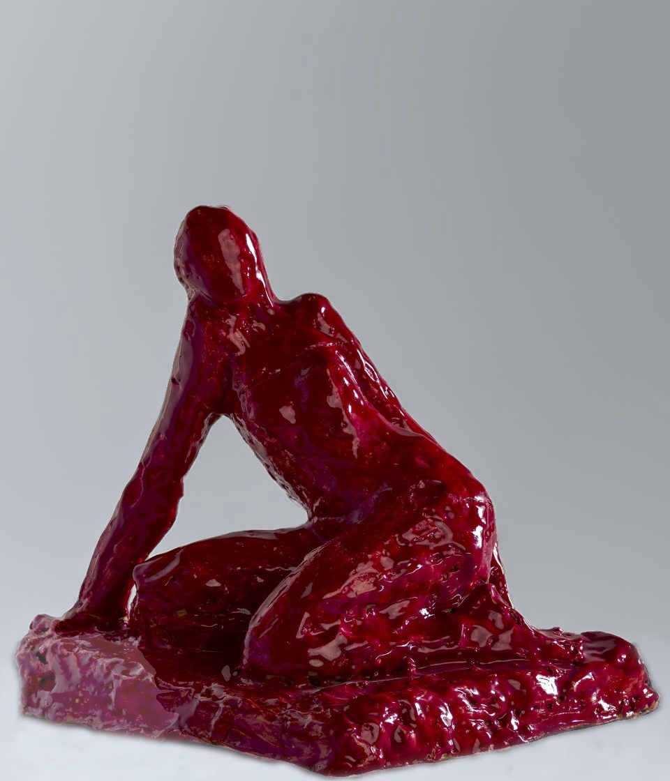 Scultura figurativa dinamica che ritrae un corpo umano in tensione, quasi pronto a scattare o in fase di sollevamento da terra. La finitura è di un rosso sangue intenso, lucido e denso, che avvolge la muscolatura abbozzata conferendo alla figura un aspetto potente e viscerale.